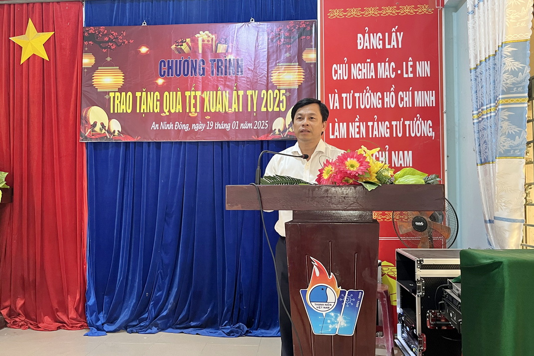 Trao quà Tết Ất Tỵ 2025 đến gia đình chính sách huyện Đức Hòa