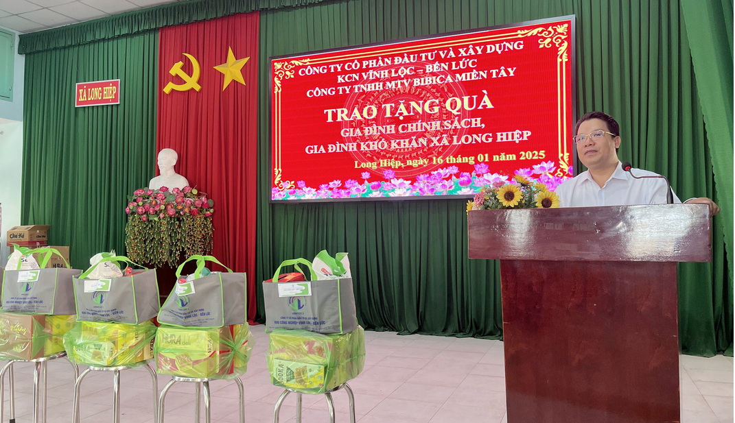 Trao quà Tết Ất Tỵ 2025 đến gia đình chính sách xã Long Hiệp